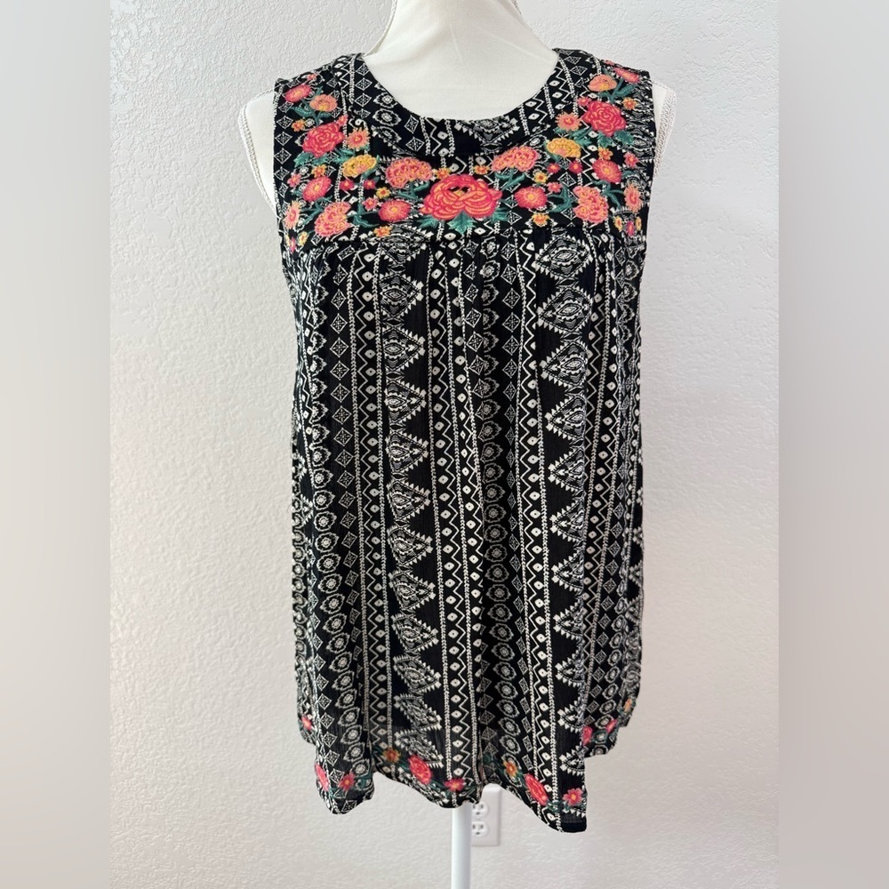 SAVANNA JANE Black and White Geometric Top with Pink Floral Embroidery